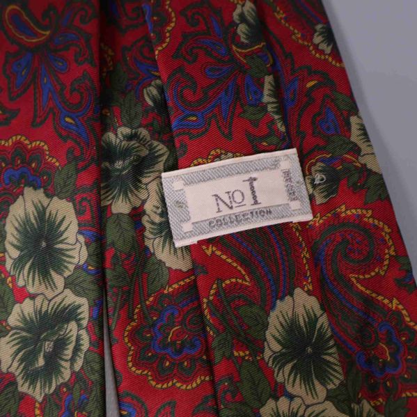 Närbild av etikett med texten No I Collection