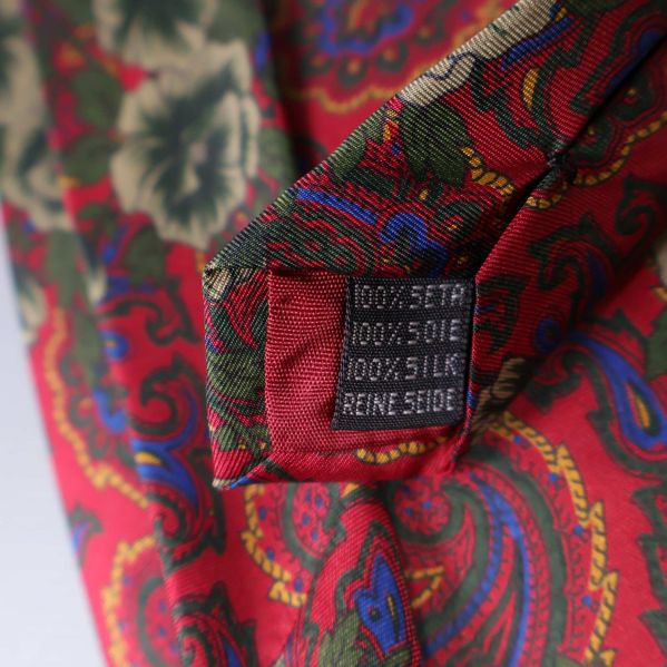 Materialetikett med text 100% siden på slips