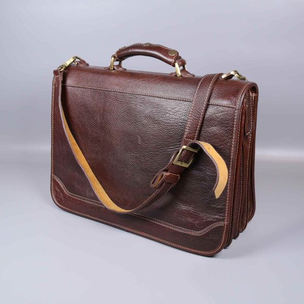 Klassisk brun portfölj sedd snett framifrån