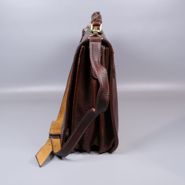 Portföljens sida med flera fack och axelrem