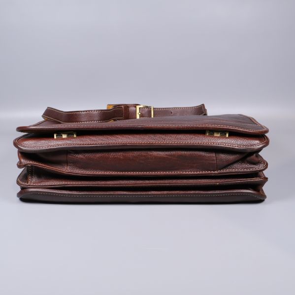 Undersidan av portfölj med tre separata sektioner