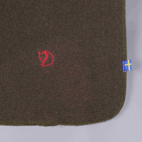 Närbild på logo och svensk flagga på brungrön fleecescarf