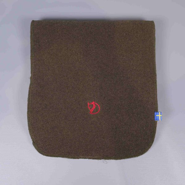 Brungrön fleecescarf med broderad räv och svensk flagga