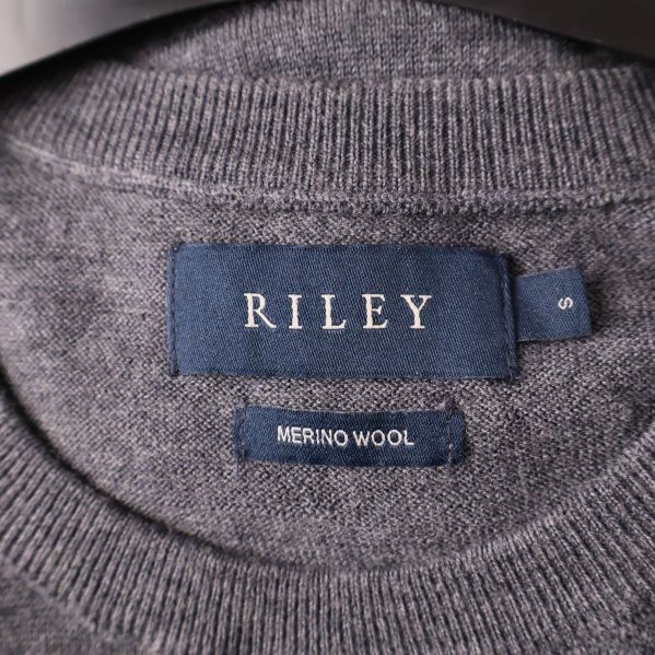 Närbild på Riley-märkesetikett och merinoull-etikett i halsen