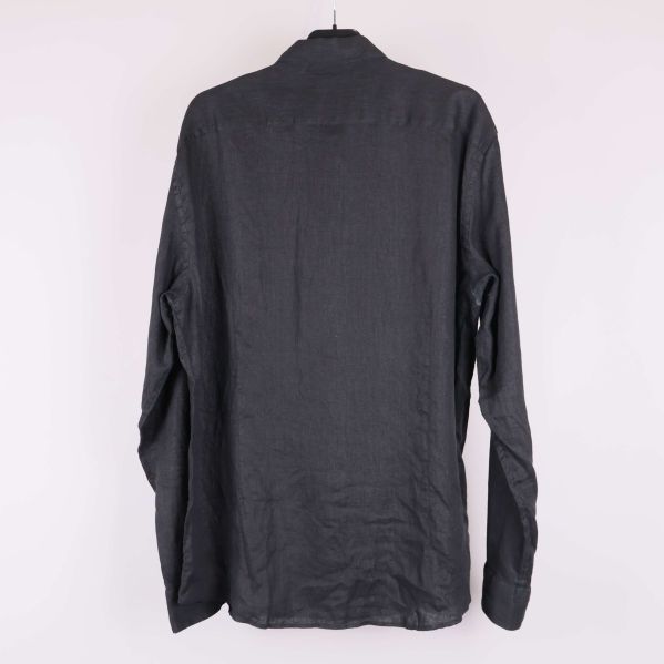 Baksidan av svart skjorta i linnetyg på galge