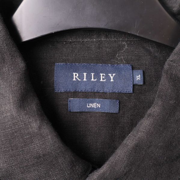 Närbild på etiketten i nacken med texten RILEY LINEN