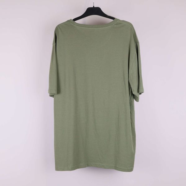 Grön oversized t-shirt på galge bakifrån