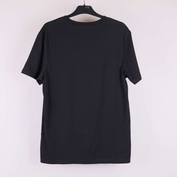 Baksidan på svart t-shirt på galge, utan synliga detaljer