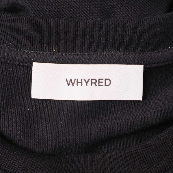 Närbild på Whyred-loggan i nacken på en vit etikett