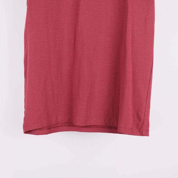 Nederdelen av röd t-shirt med lätt rundad kant