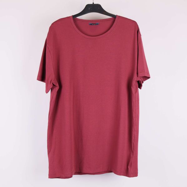 Röd t-shirt framtill med rund hals och kort ärm