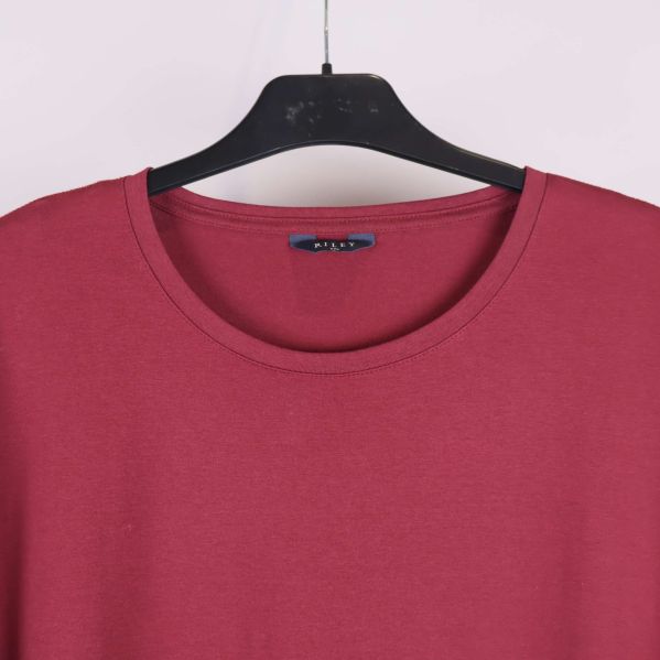 Närbild på halsringning av röd t-shirt