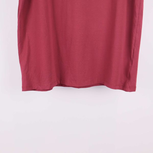 Nederkant av röd t-shirt med slät söm