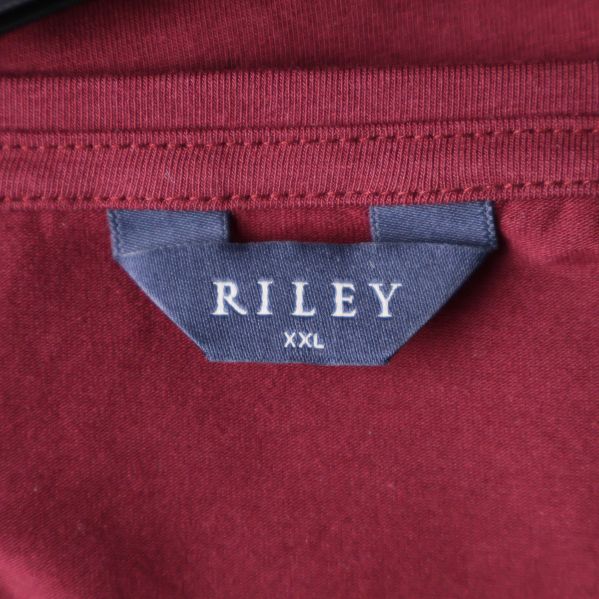 Nära på RILEY-logotyp och storlek XXL på etikett i halsen