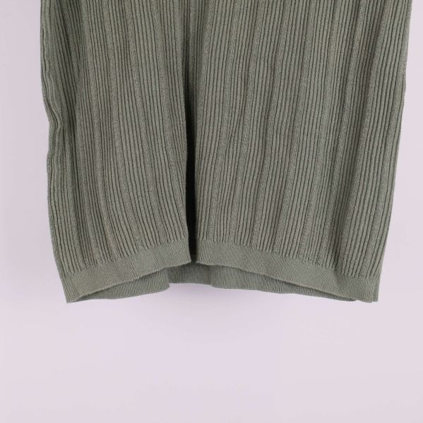 Närbild på nederkant av polotröjan