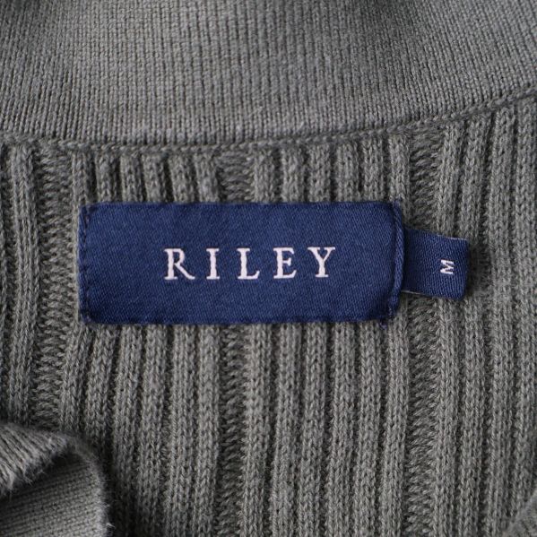 Närbild på Riley-märket i kragen