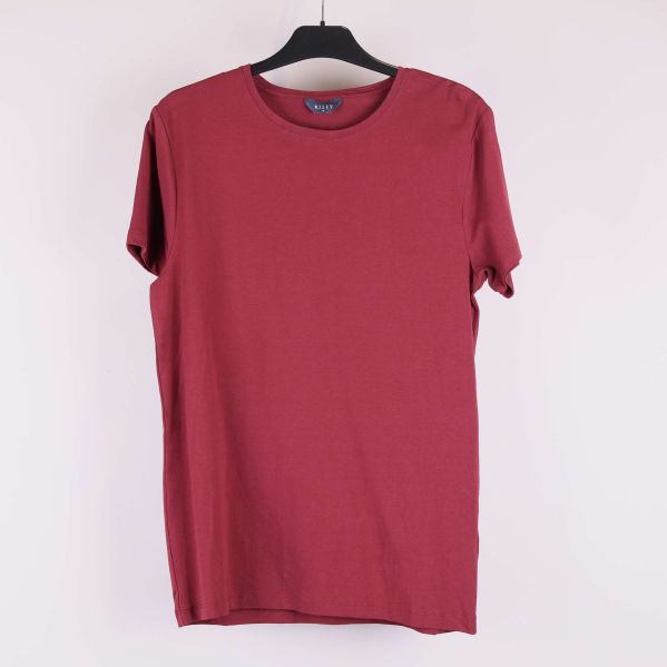 Röd t-shirt framifrån på galge mot ljus bakgrund