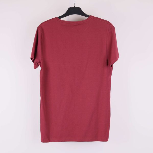 Röd t-shirt bakifrån på galge mot ljus bakgrund