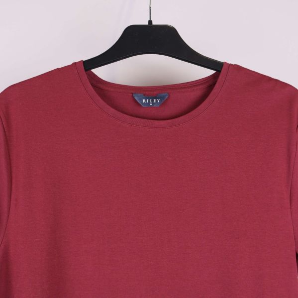 T-shirtens halsringning och axelparti i närbild