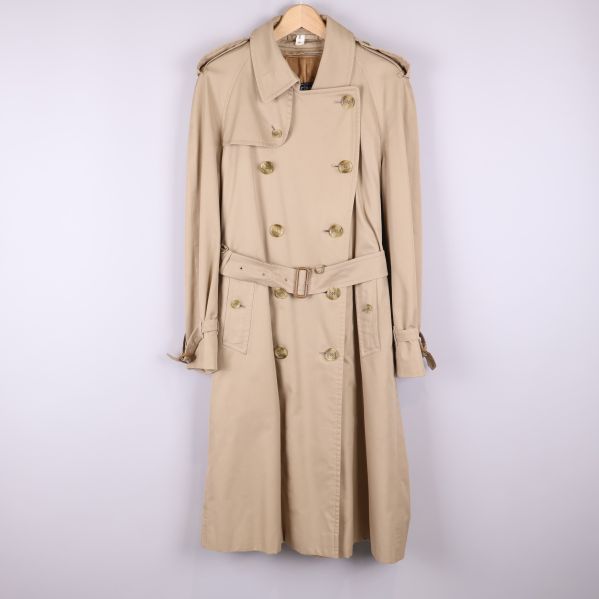 Beige trenchcoat med bälte och dubbla knapprader framifrån