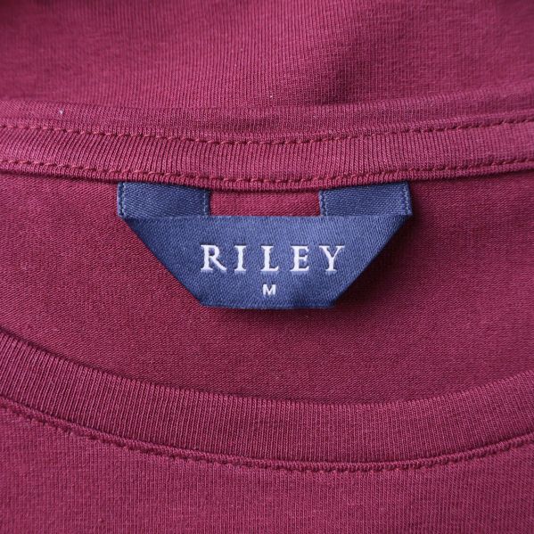 Närbild på Riley-märket och storlekslapp i nacken