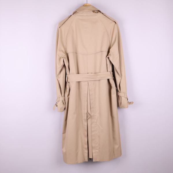 Baksida av beige trenchcoat med bälte och axelklaffar