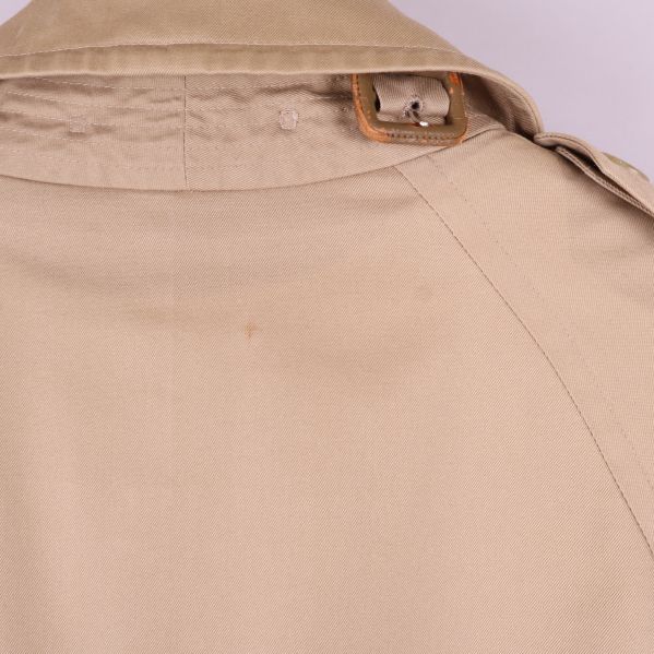 Närbild på mindre fläck upptill på kappans baksida