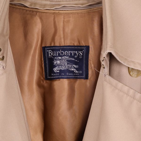 Närbild på Burberrys etikett i kappans insida