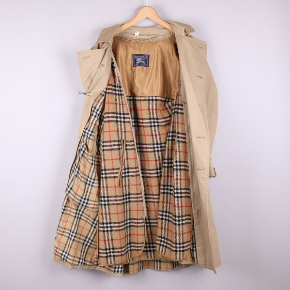 Trenchcoat öppen med rutigt foder synligt