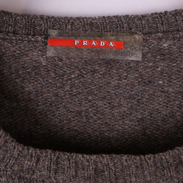 Närbild på märkesetikett med Prada-logo