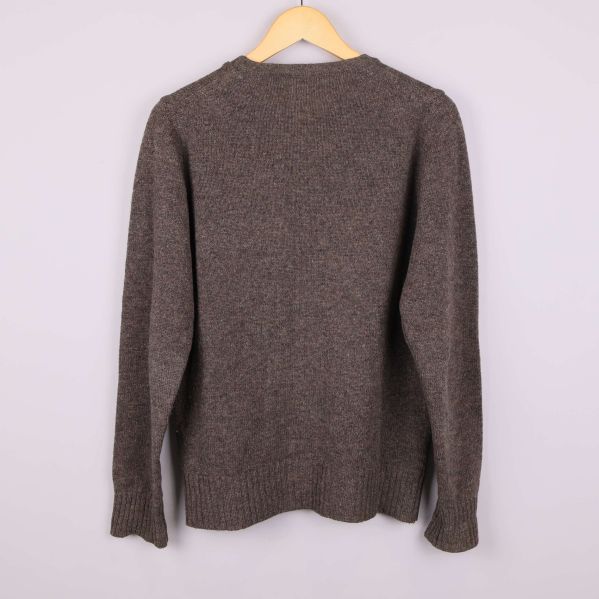 Baksidan av brunmelerad stickad tröja