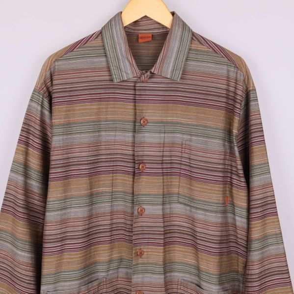 Framstycke av flerfärgad randig skjorta med bröstficka