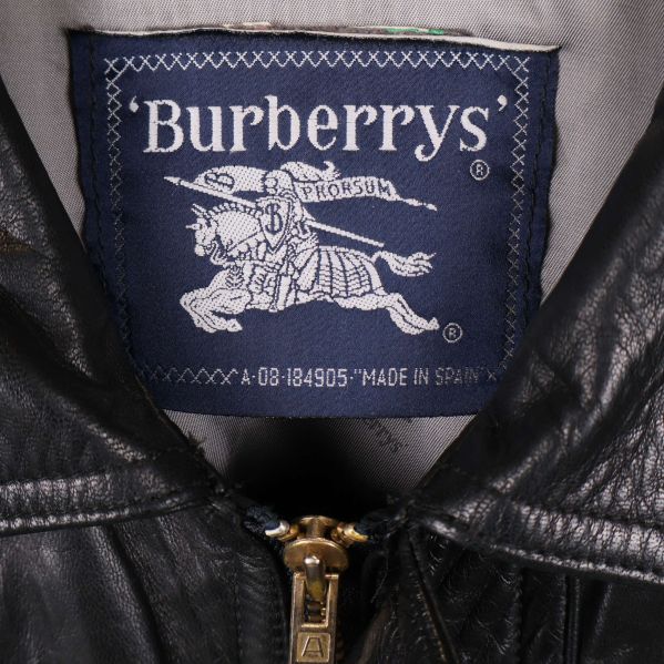 Närbild på Burberrys inneretikett och dragkedja