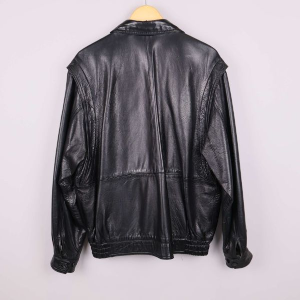 Baksidan av en svart skinnjacka