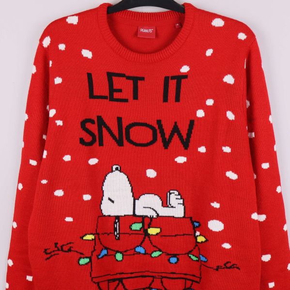 Närbild på snoopy och texten let it snow på framsidan av tröjan