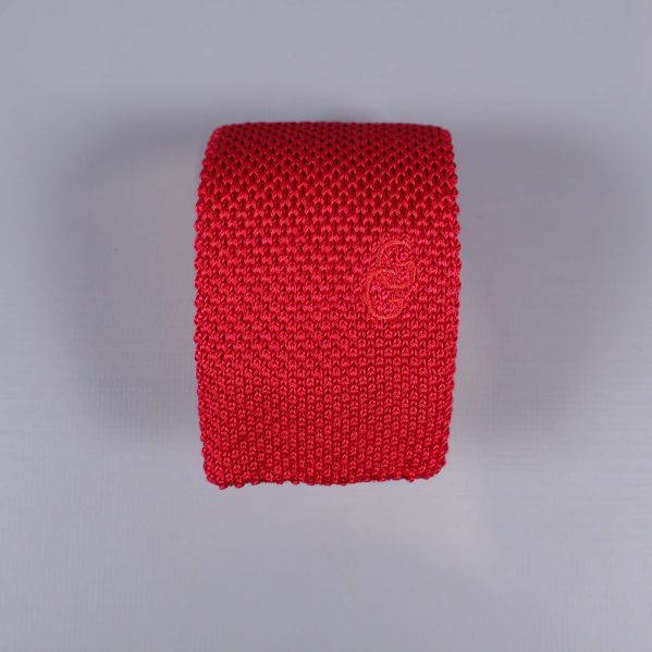 Framsida av röd stickad slips med ton-i-ton brodyr