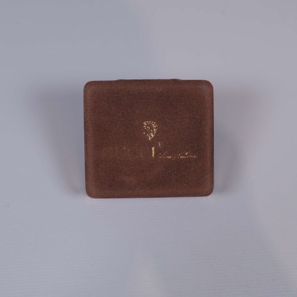 Stängd brun ask med Gucci-logotyp i guld