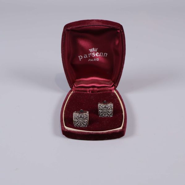Manchettknappar i vinröd ask från Parsenn Paris