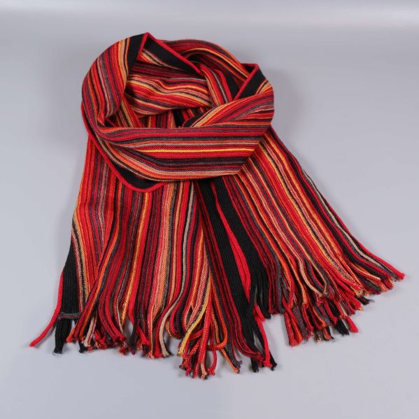 Randig halsduk i rött, svart och orange lagd i öppen form