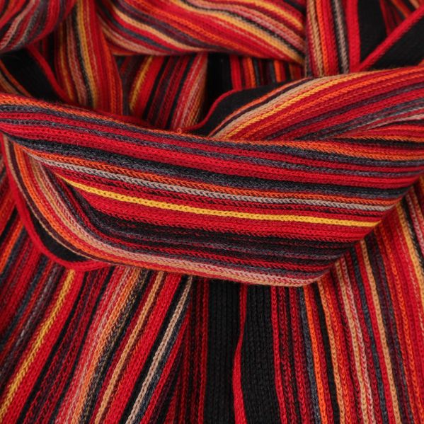 Närbild på randig halsdukens färgglada ränder och mjuk struktur