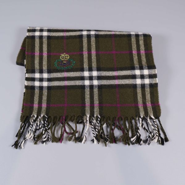 Olivgrön rutig halsduk pryds av broderat emblem