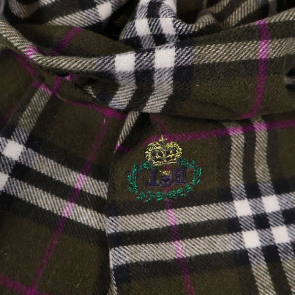 Närbild på broderat emblem på rutigt tyg