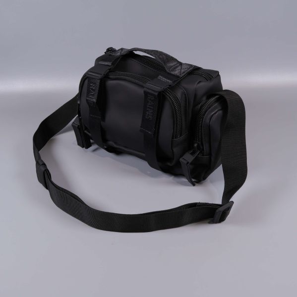 Svart crossbodyväska med justerbar axelrem diagonalt