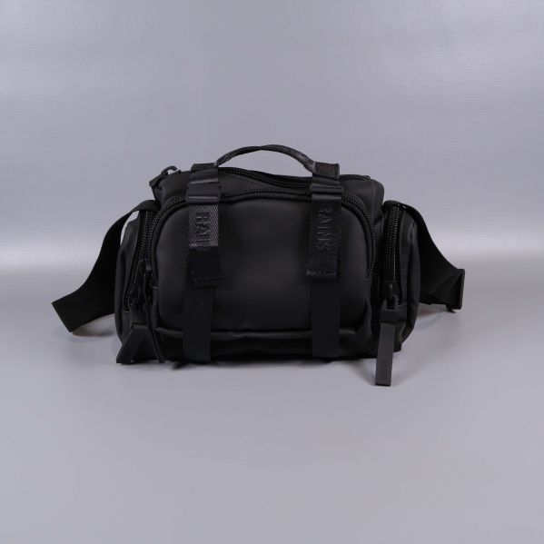 Framifrån vy av svart väska med stora fack och remmar