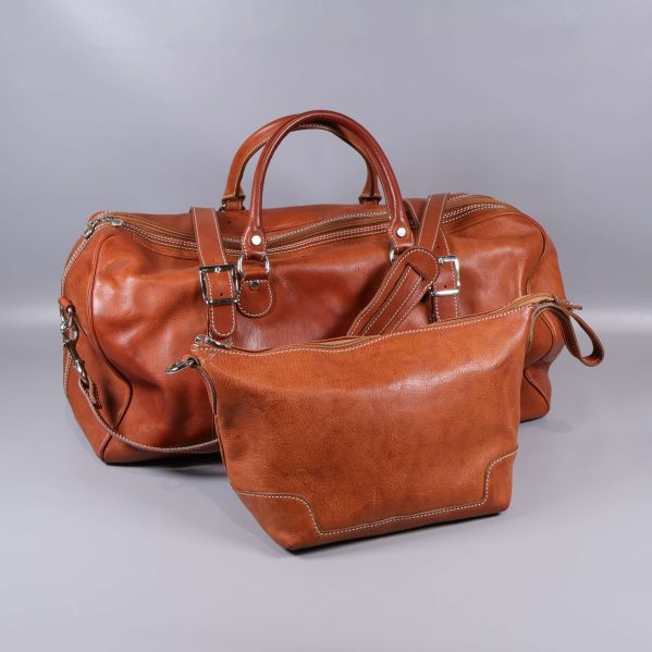 Weekendbag och necessär i cognacsfärgat läder med kontrastsömmar