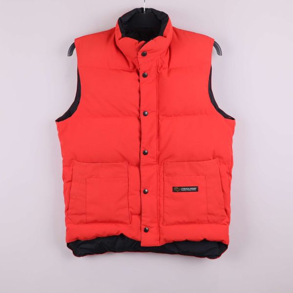 Röd vadderad dunväst med hög krage framifrån