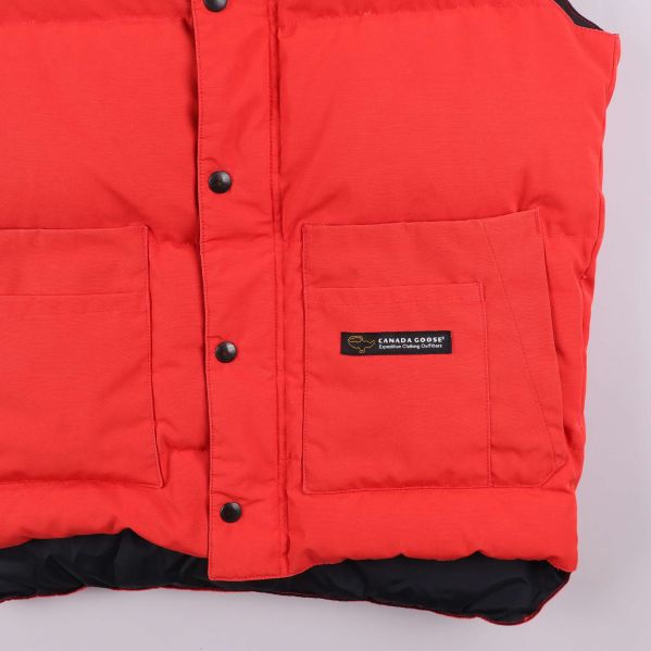 Fickor och signaturmärke på vänster ficka framtill