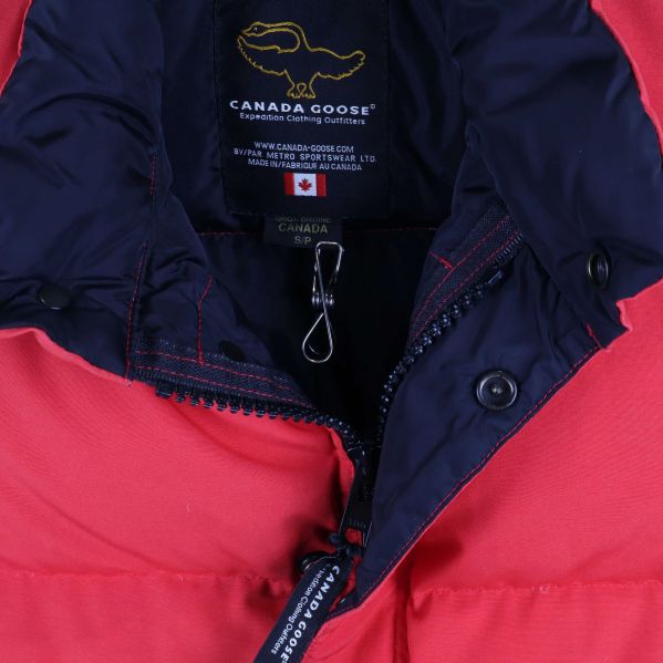 Närbild märkning och dragkedja samt etikett inuti västen