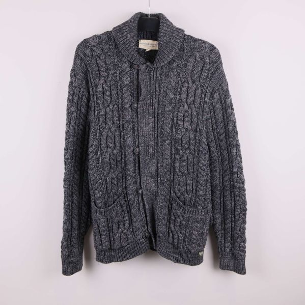 Grovstickad grå kofta med krage framifrån