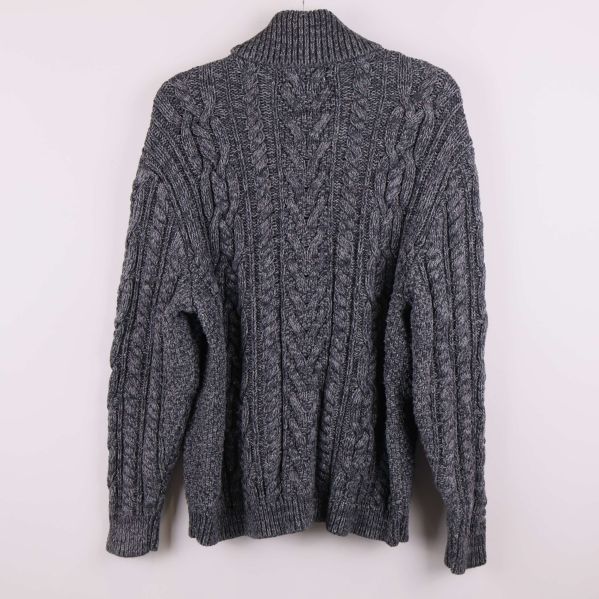 Baksidan på grå kabelstickad kofta